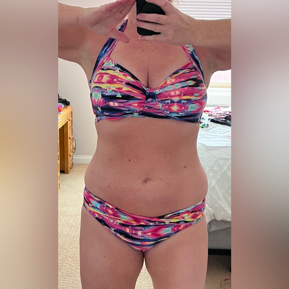 Seafolly Bikini size 12 CAN, 10 US, 14 Seafolly fit as per tags. Removeable cups